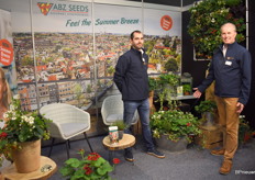 Op de stand van ABZ Seeds, waar de aandacht uit ging naar hun noviteit de Summer Breeze Snow, stonden Alle van der Vange en Gé Bentvelsen iedereen te woord die meer wilde weten over hun dubbelbloemige aardbeienplanten.
